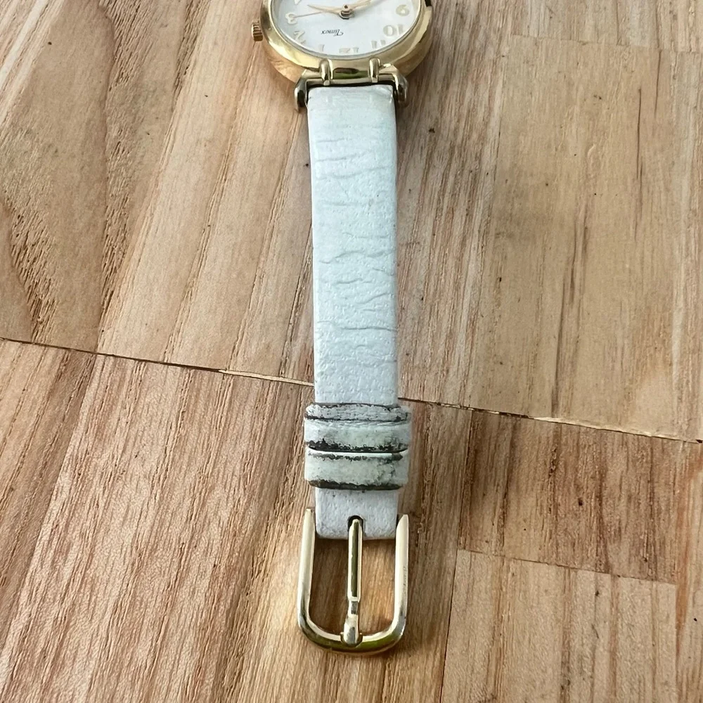 Vintage Timex ladies gold tone white leather dress watch NEW BATTERY
